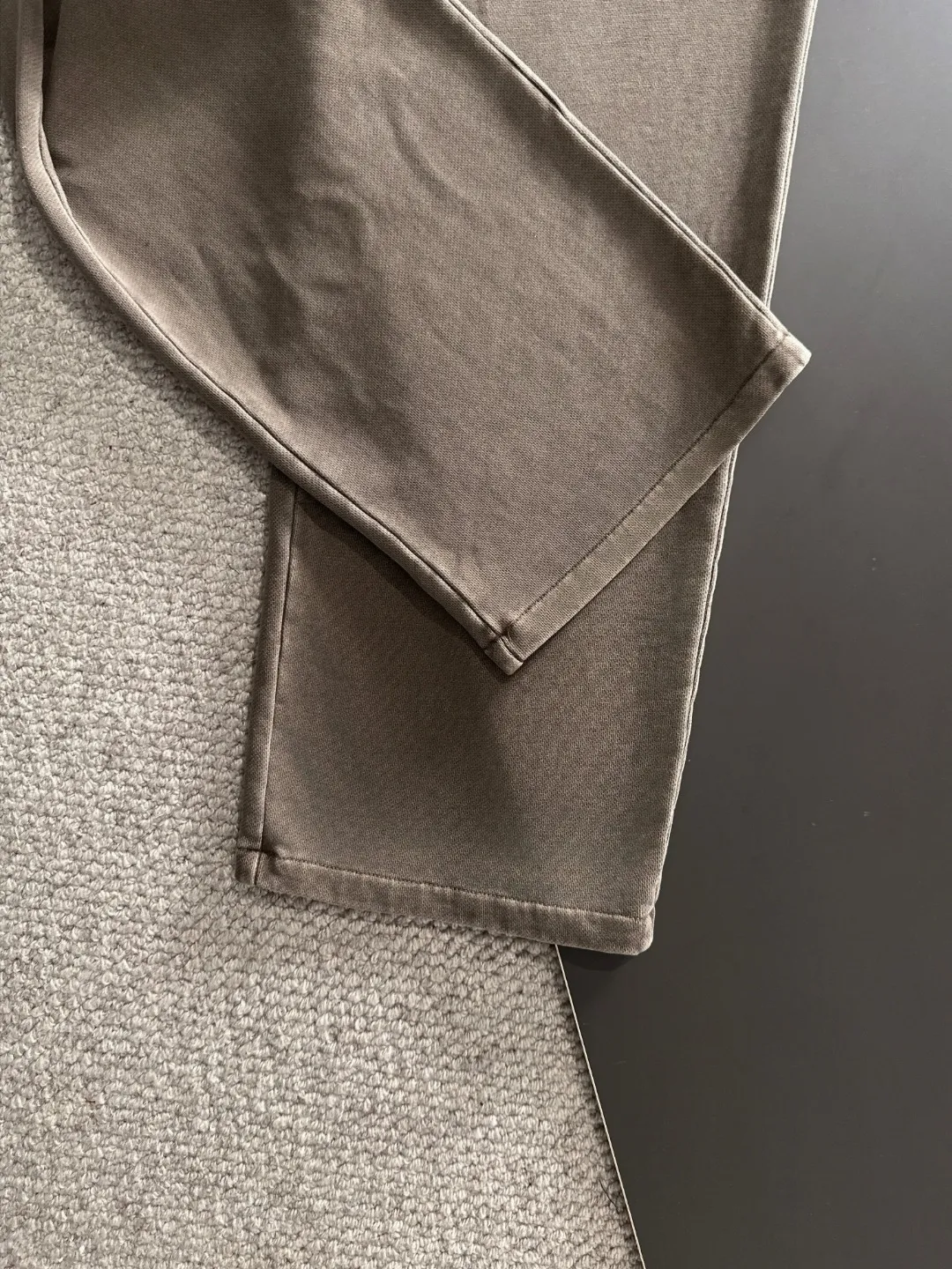 Next day shipment P360 Stone lsland/Stone Island Exclusively launches 25ss autumn and winter new high-quality trousers. Compare real-life details at will. Craftsmanship that ordinary small workshops cannot copy. Top-level ZP development. Unique imported fabric feel. Purely imported German machine production. Precision operation. Ten thousand needle density. A pair of trousers with rich details. You can see the development strength. A full set of new accessories are customized simultaneously. Simple yet elegant. Soft, delicate and comfortable. The upper body is versatile and fashionable. A perfect choice for autumn and winter. A must-have item. Loose fit. Please refer to the size chart when placing an order: S to XXL (or state your height and weight when placing an order)